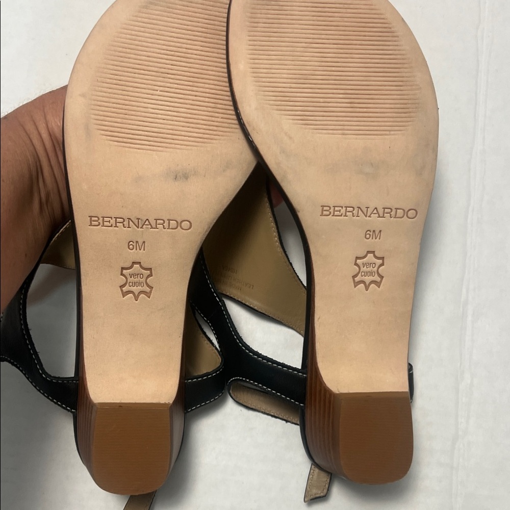 Bernardo Black Leather Flip-Flops - Picture 3 of 3